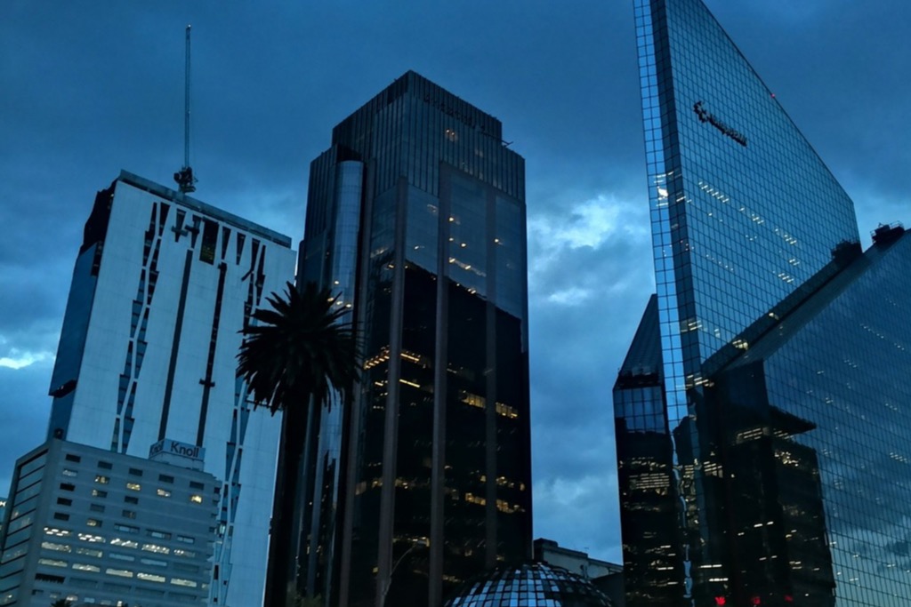 Torres de Paseo de la Reforma al anochecer